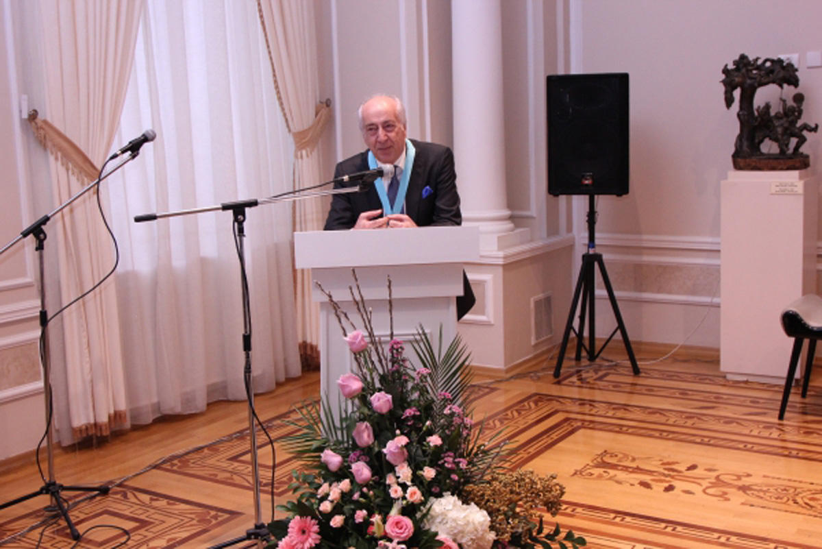 Чингизу Фарзалиеву вручена медаль почетного профессора биографического центра в Кембридже (ФОТО)