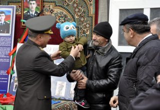 Şəhid zabitin medalı iki yaşlı oğluna verildi (FOTO)