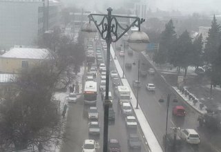 Снег и метель повлияли на движение автотранспорта в Баку (ФОТО)