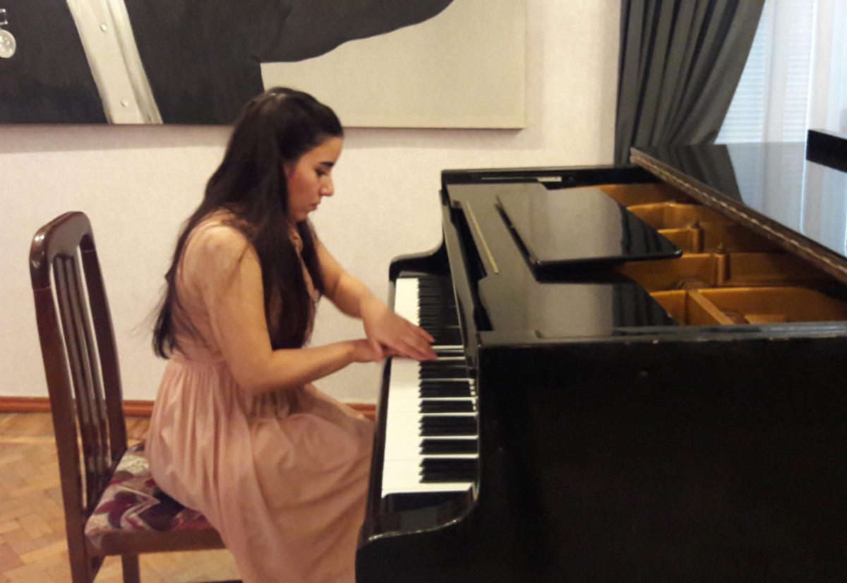 В квартире, где жил Ниязи, выступили молодые пианистки (ФОТО)