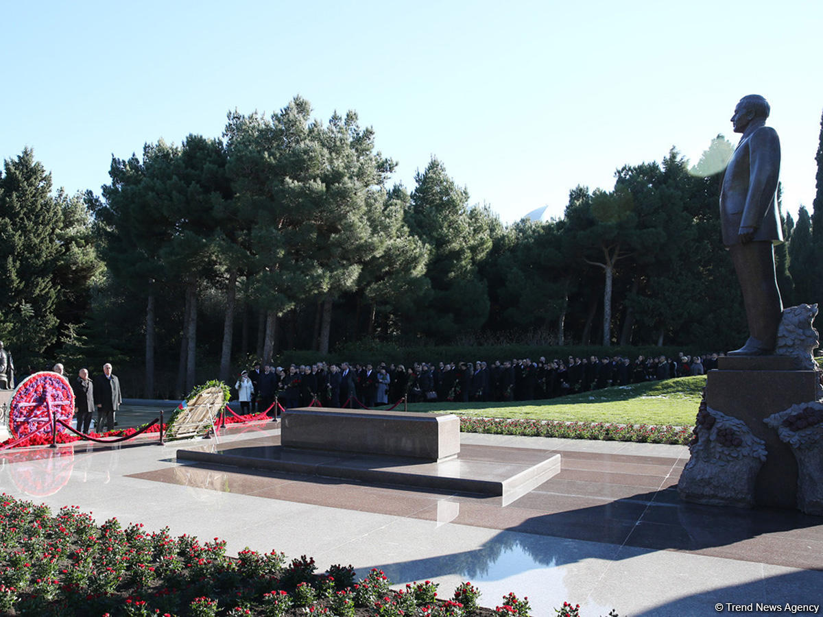Представители партии «Ени Азербайджан» посетили могилу великого лидера Гейдара Алиева (ФОТО)