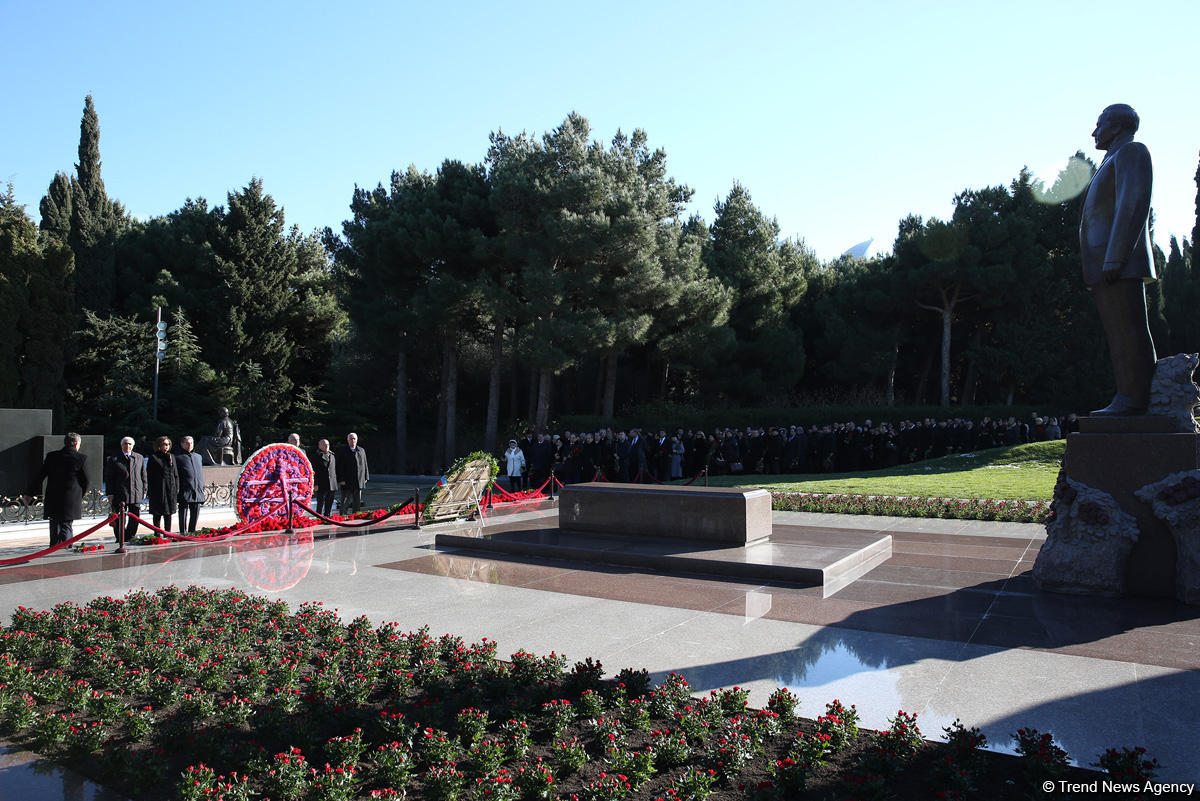 Представители партии «Ени Азербайджан» посетили могилу великого лидера Гейдара Алиева (ФОТО)