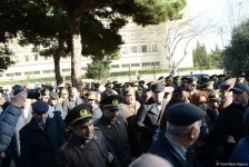 Общественность Азербайджана посещает Аллею почетного захоронения в тринадцатую годовщину кончины Общенационального лидера Гейдара Алиева (ФОТО)