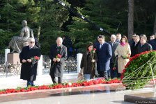 Общественность Азербайджана посещает Аллею почетного захоронения в тринадцатую годовщину кончины Общенационального лидера Гейдара Алиева (ФОТО)