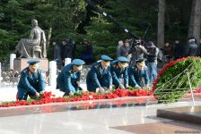 Azerbaijani public visits Alley of Honor to commemorate 13th death anniversary of Heydar Aliyev (PHOTOS)