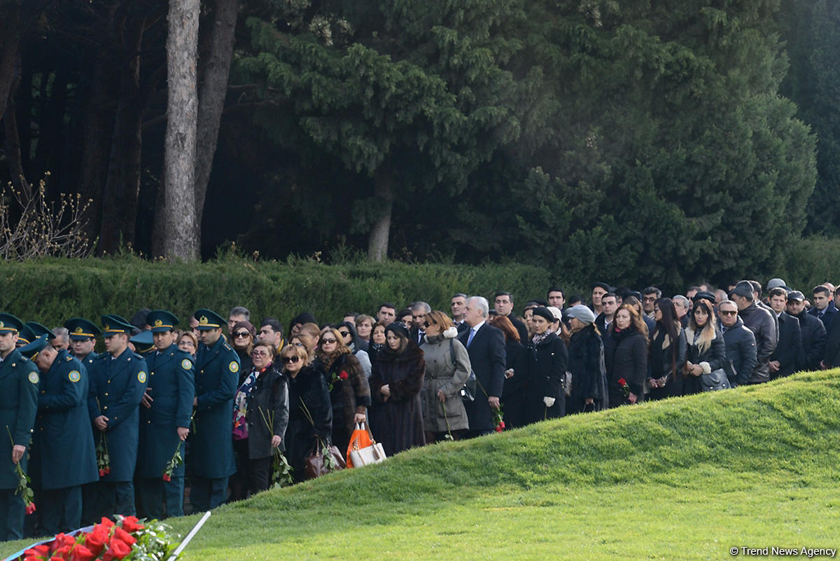 Azerbaijani public visits Alley of Honor to commemorate 13th death anniversary of Heydar Aliyev (PHOTOS)