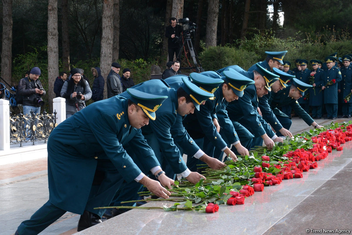 Azerbaijani public visits Alley of Honor to commemorate 13th death anniversary of Heydar Aliyev (PHOTOS)