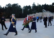 Israeli PM visits Alley of Martyrs in Baku (PHOTO)