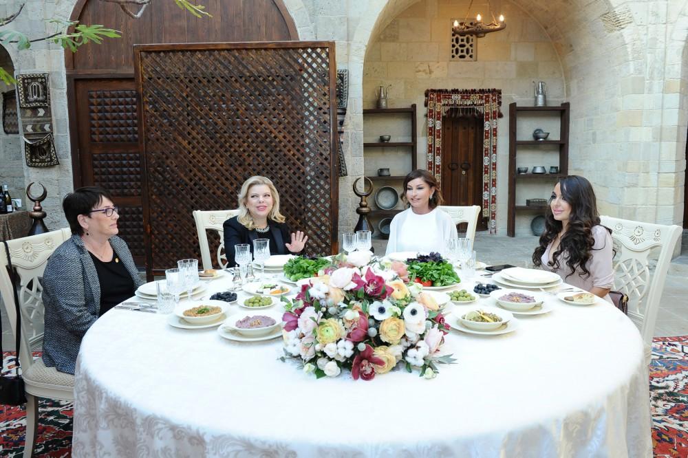 От имени первой леди Азербайджана дан обед в честь супруги премьер-министра Израиля
