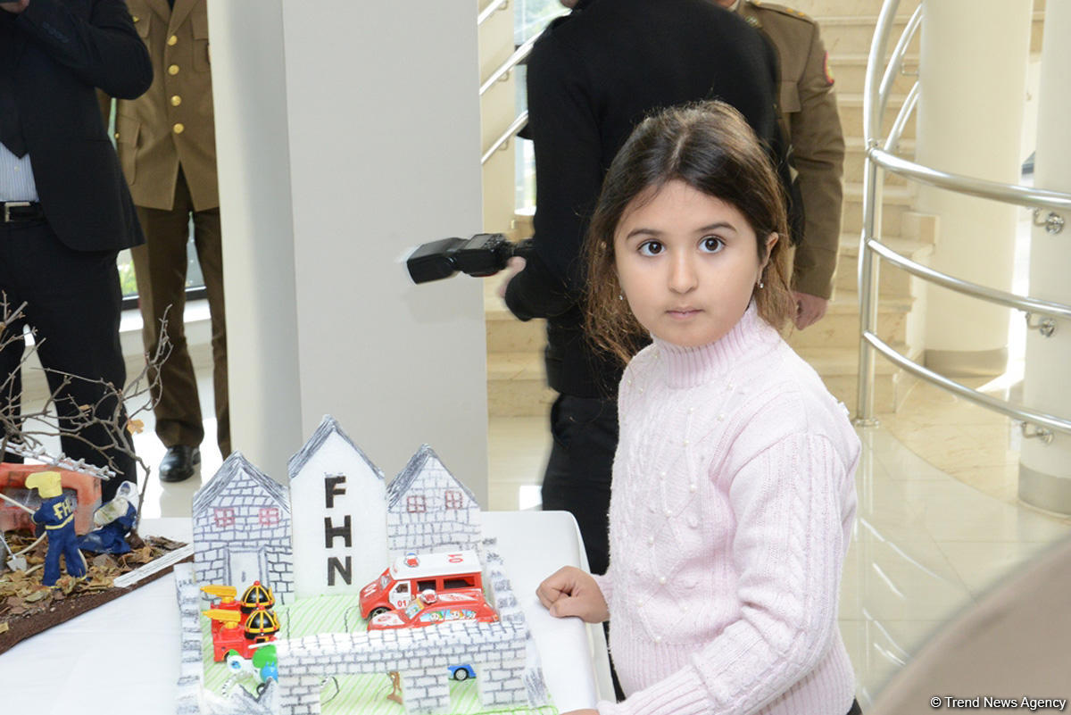 "Fövqəladə hallar uşaqların gözü ilə" uşaq yaradıcılıq müsabiqəsinin qalibləri mükafatlandırılıb (FOTO)