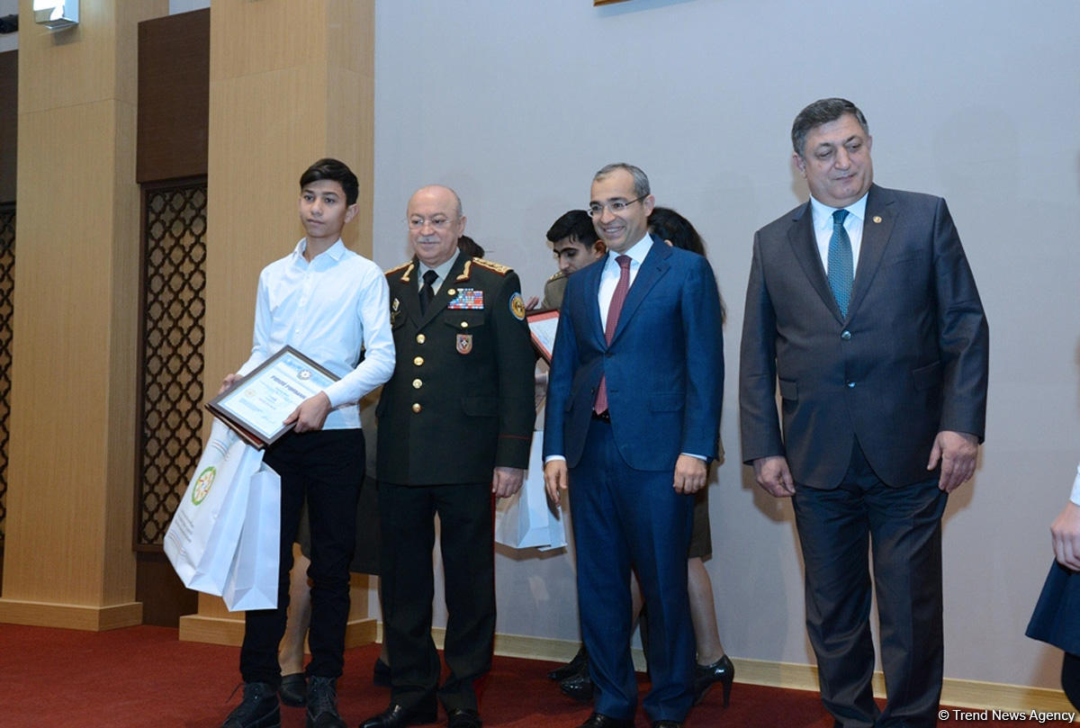 "Fövqəladə hallar uşaqların gözü ilə" uşaq yaradıcılıq müsabiqəsinin qalibləri mükafatlandırılıb (FOTO)