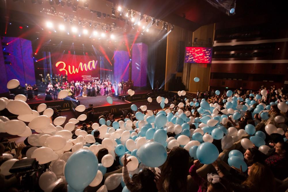 Новогодний сюрприз для бакинцев от участников музыкального фестиваля "Зима" (ФОТО)