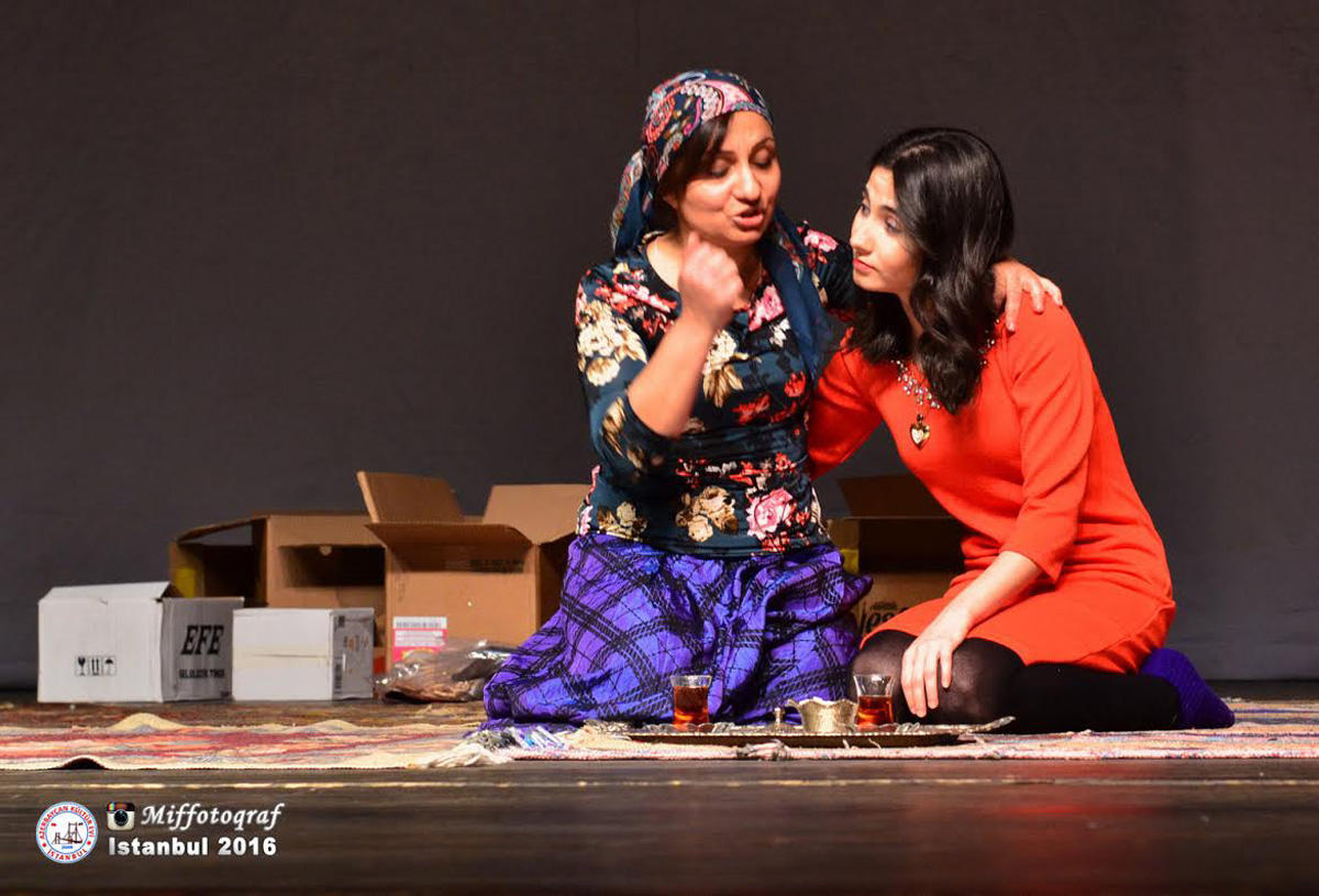 В Стамбуле состоялась премьера спектакля "Безымянная женщина", посвященного Ходжалинской трагедии (ФОТО)