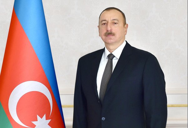Ilham Aliyev receives congratulations on occasion of Republic Day