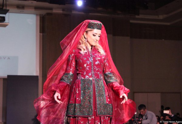 Потрясающее дефиле Тюркской национальной одежды в Баку - традиции и современность (ВИДЕО,ФОТО)