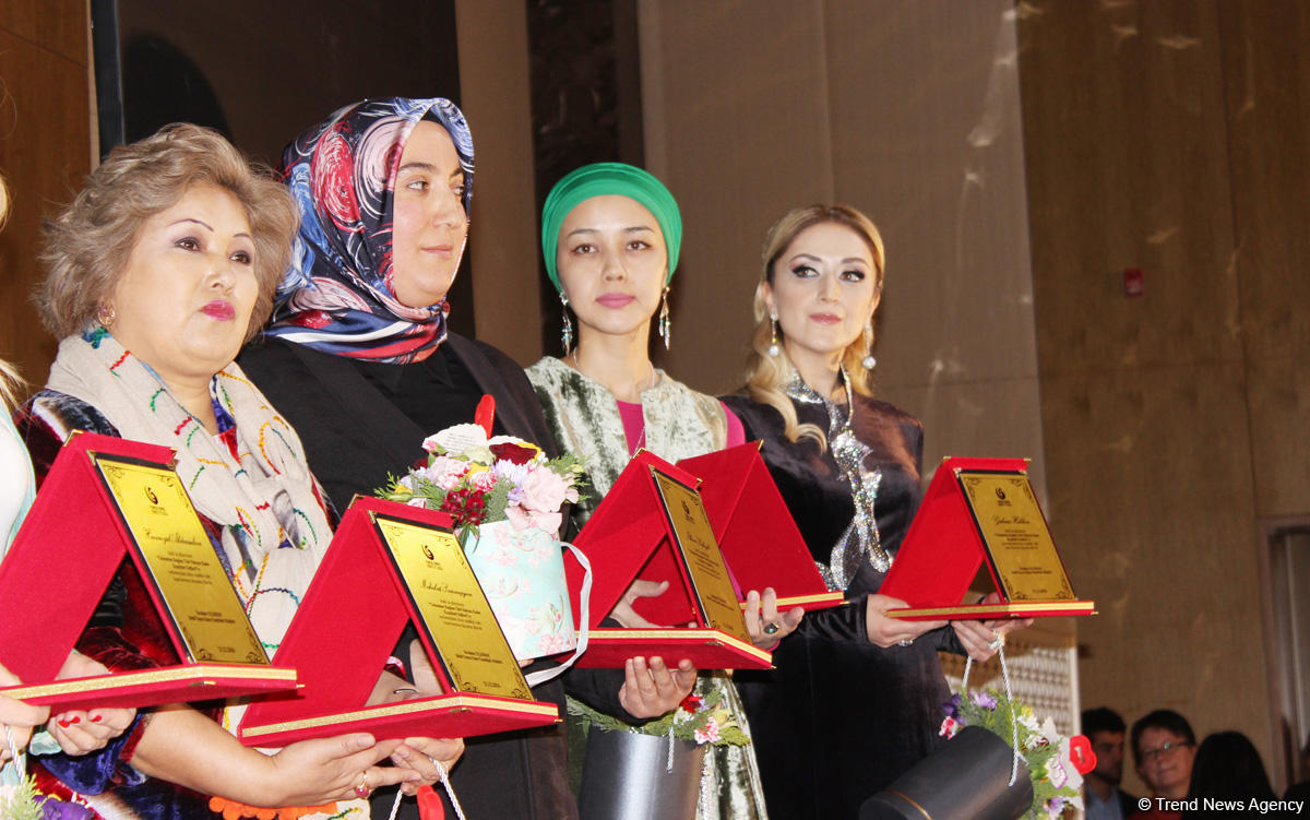 Türk Dünyası Kadın Kıyafetleri Defilesi Azerbaycan'da sahne aldı - Gallery Image