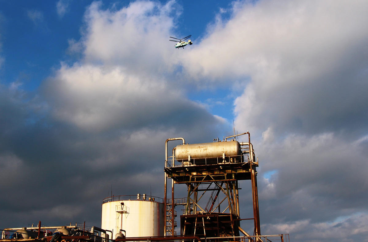 К поиску пропавших на Каспии нефтяников привлечены дроны (ФОТО)