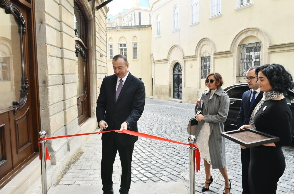 Президент Азербайджана и его супруга приняли участие в открытии Театра марионеток в Баку (ФОТО)