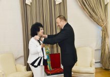 Народная артистка Зейнаб Ханларова удостоена ордена "Гейдар Алиев" (ФОТО)