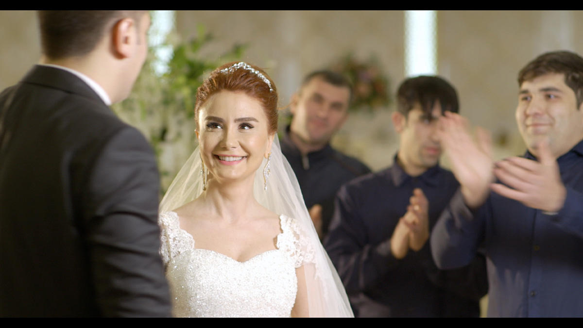 Новогодний сюрприз от Лейлы Мустафаевой – телеведущая в свадебном платье (ФОТО)