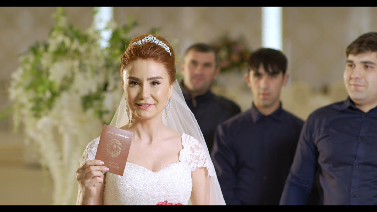 Новогодний сюрприз от Лейлы Мустафаевой – телеведущая в свадебном платье (ФОТО)