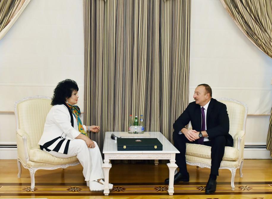 Ilham Aliyev presents Heydar Aliyev Order to outstanding singer (PHOTO)