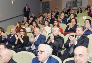 Azərbaycanın birinci xanımı Mehriban Əliyeva Marionet Teatrında tamaşaya baxıb (FOTO)