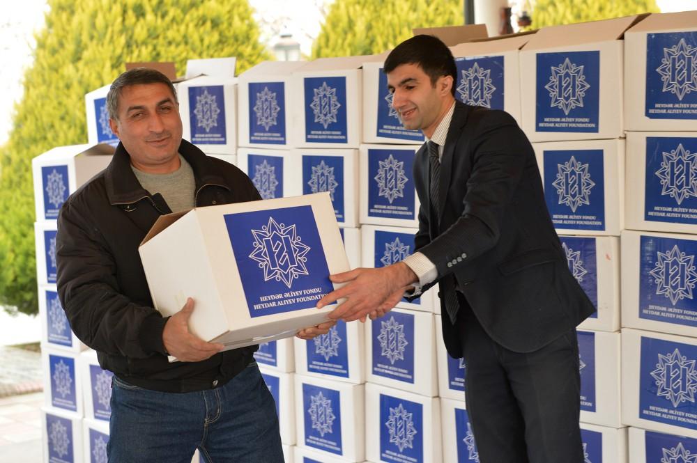По инициативе Фонда Гейдара Алиева переданы праздничные подарки более 165 тысячам малообеспеченных семей (ФОТО)