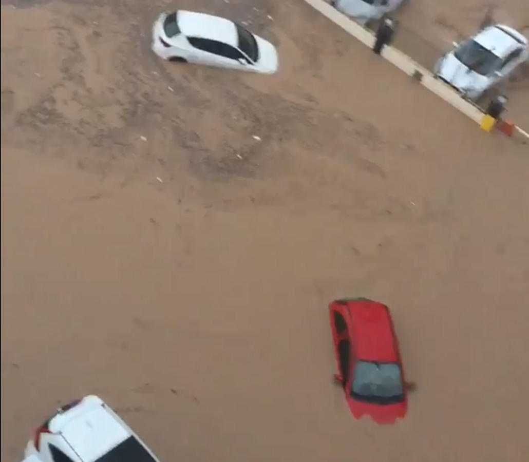Mersin'i sel aldı: Yüzlerce vatandaş mahsur