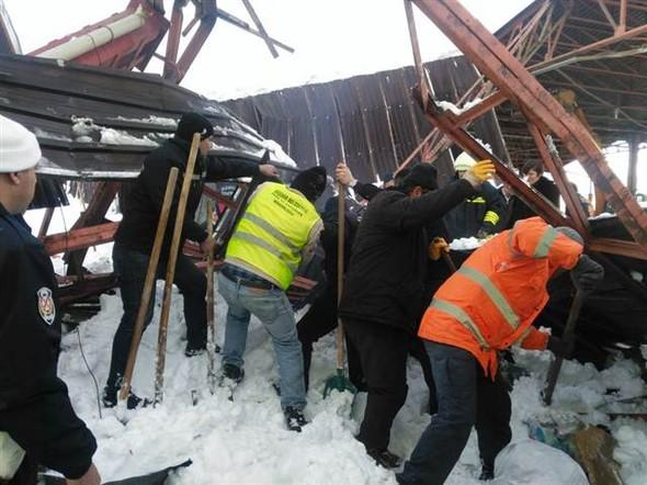 Konya'da pazar yeri çatısı çöktü, yaralılar var