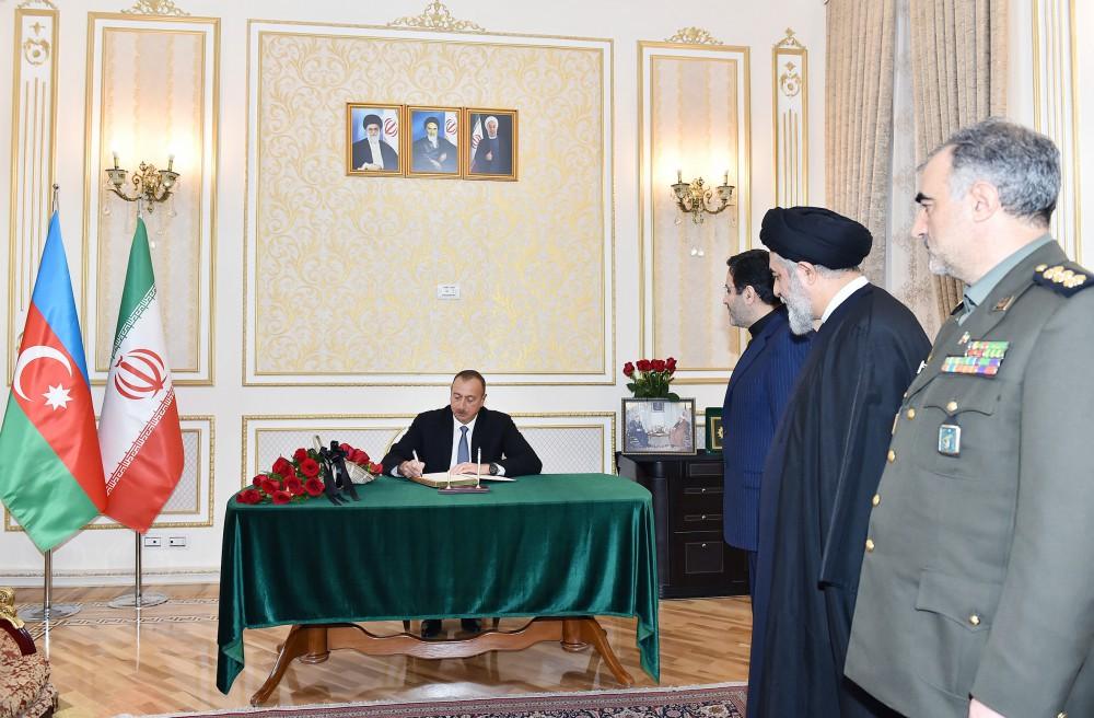 Prezident İlham Əliyev İran səfirliyində olub (FOTO) (YENİLƏNİB-2)