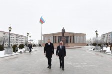 Prezident İlham Əliyev Naxçıvanda ümummilli lider Heydər Əliyevin abidəsini ziyarət edib  (FOTO)