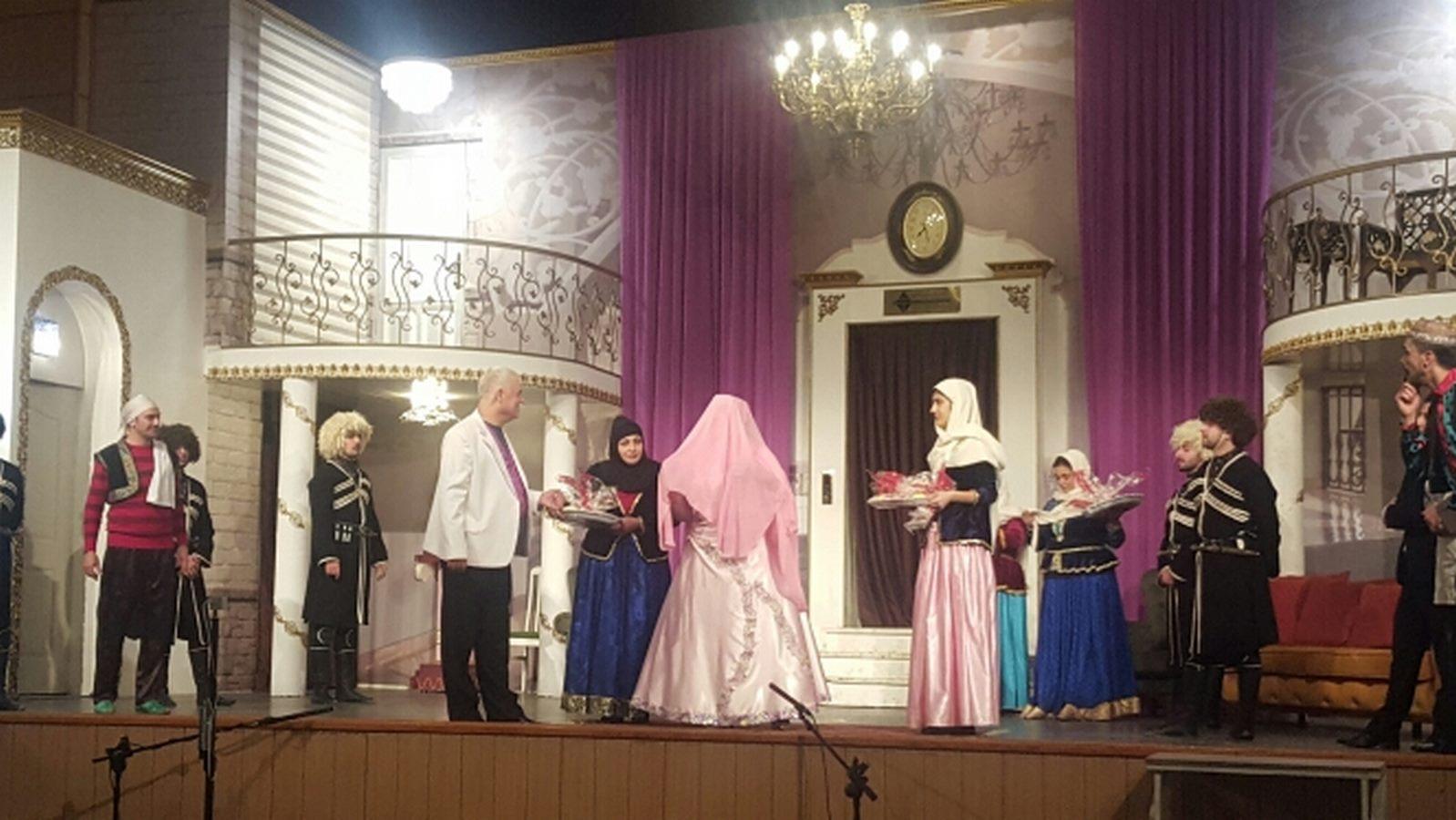 Азербайджанских актеров встретили овациями в Тебризе (ФОТО)