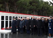 Prezident İlham Əliyev şəhidlərin əziz xatirəsini yad edib (YENİLƏNİB)  (FOTO)