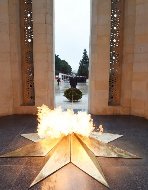Azerbaijani president pays tribute to martyrs (PHOTO)