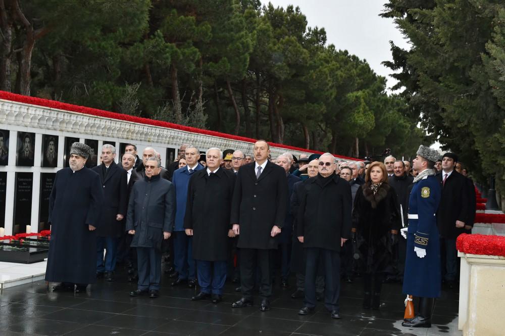 Prezident İlham Əliyev şəhidlərin əziz xatirəsini yad edib (YENİLƏNİB)  (FOTO)