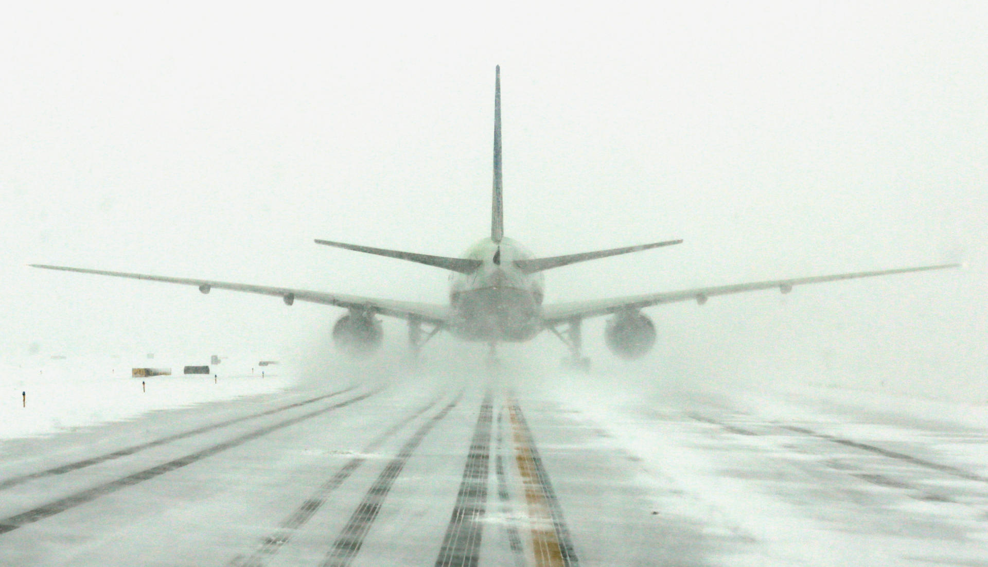 В Канаде из-за сильного снегопада нарушена работа аэропортов