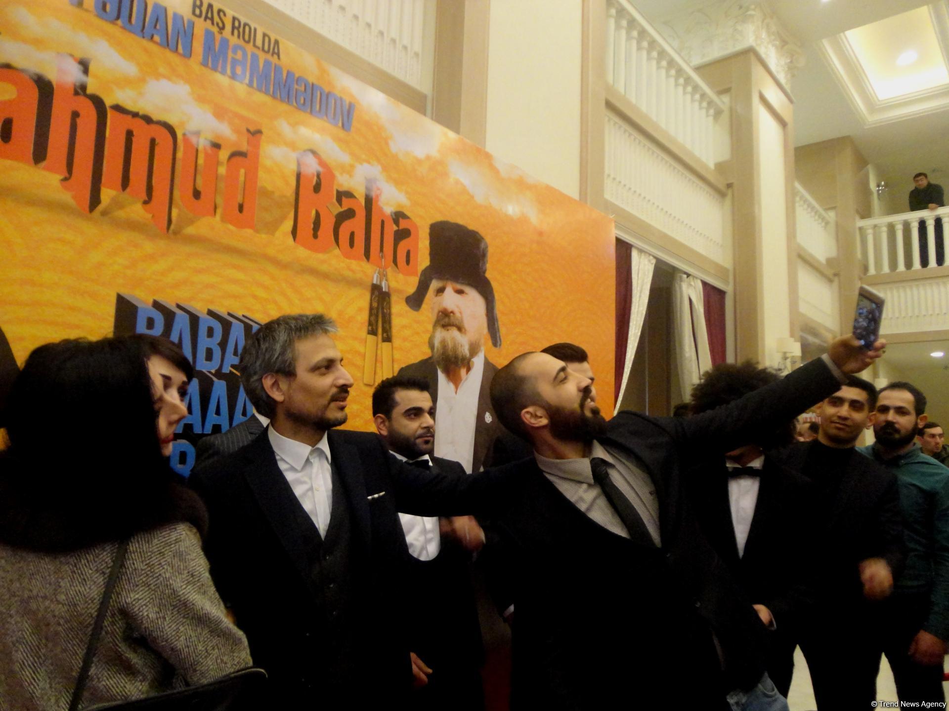 Дедушка Махмуд рассмешил азербайджанских звезд (ФОТО)