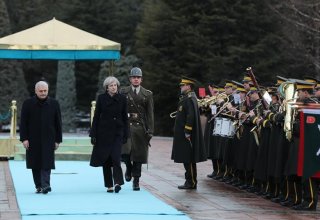 Başbakan Yıldırım, Theresa May'i resmi törenle karşıladı