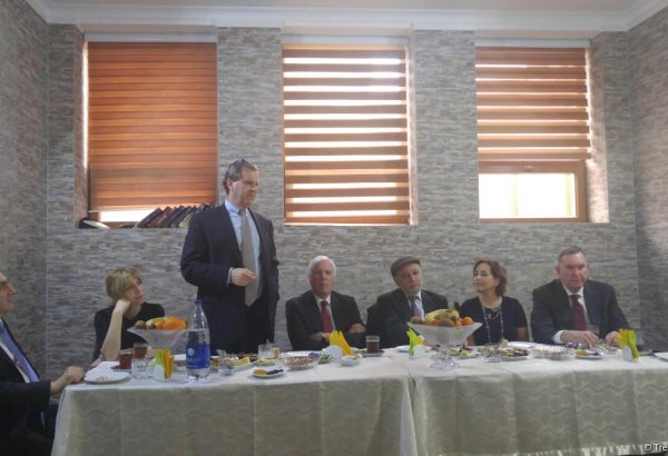 Президент и исполнительный директор Американского еврейского комитета побывали в синагоге в Баку (ФОТО)
