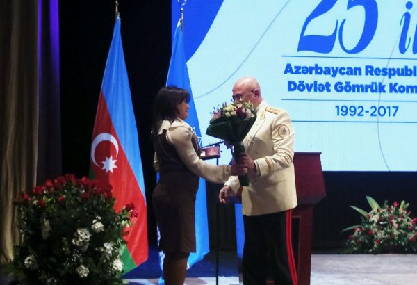 Сотрудник Trend награждена нагрудным знаком Таможенного комитета Азербайджана (ФОТО)