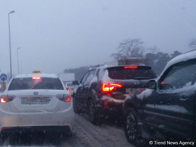 В связи со снегом дорожная полиция  контролирует все проблемные дороги в Баку
