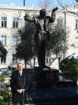 Ilham Aliyev unveils monument to maestro Niyazi (PHOTO)