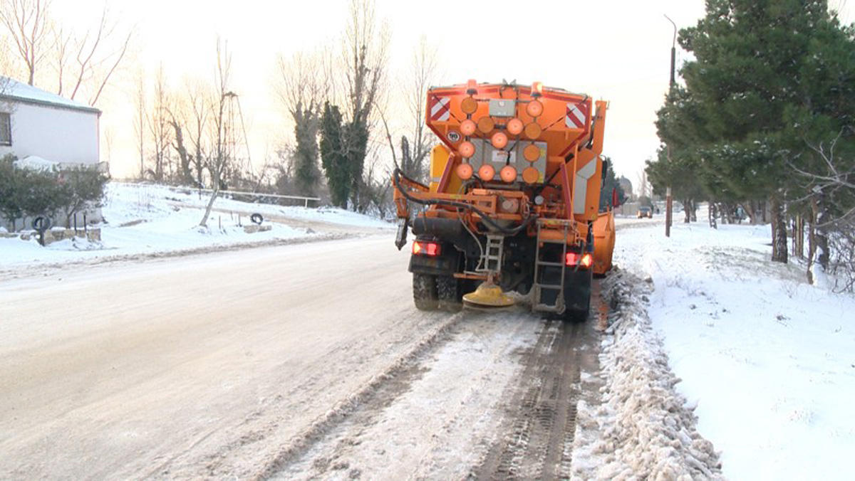 Азеравтойол: От снега расчищаются все улицы и проспекты Баку (ВИДЕО/ФОТО)