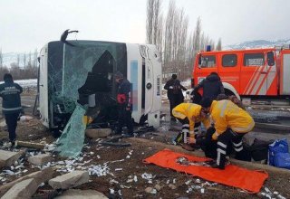 Passenger bus overturns in Turkey, injures passengers