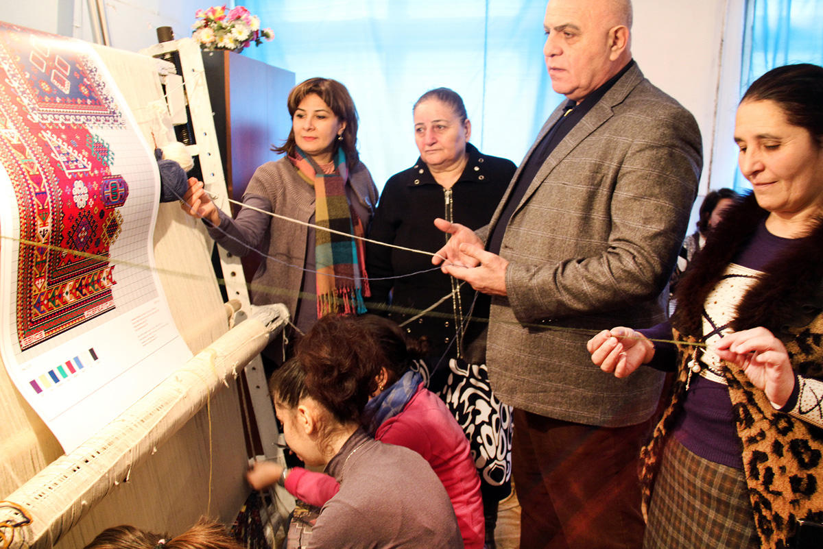 В регионах Азербайджана организованы курсы по ковроткачеству  (ФОТО)