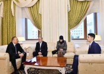 Ilham Aliyev meets family members of Azerbaijani national hero  (PHOTO)