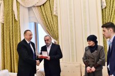 Ilham Aliyev meets family members of Azerbaijani national hero  (PHOTO)