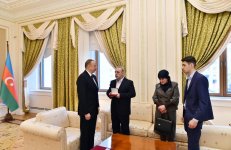 Ilham Aliyev meets family members of Azerbaijani national hero  (PHOTO)