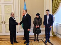 Ilham Aliyev meets family members of Azerbaijani national hero  (PHOTO)